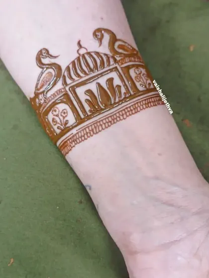 The arm band design with added swans. The two swans facing each other add a touch of romance and grace to the pattern.