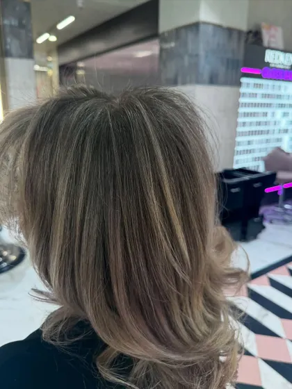 A close-up of the root area, demonstrating the soft blend of the balayage. This technique ensures a graceful grow-out period.