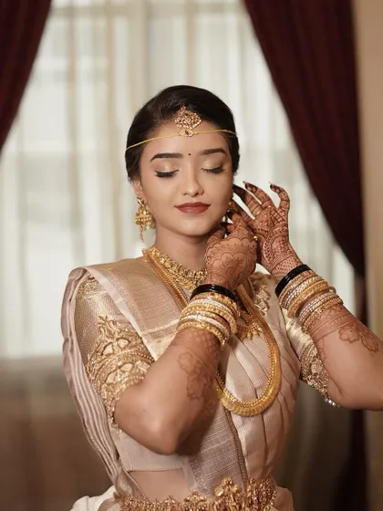 Natural makeup is often the best choice for a daylight Muhurtham. This minimal look focuses on flawless skin, soft eyes, and a hint of color on the lips.