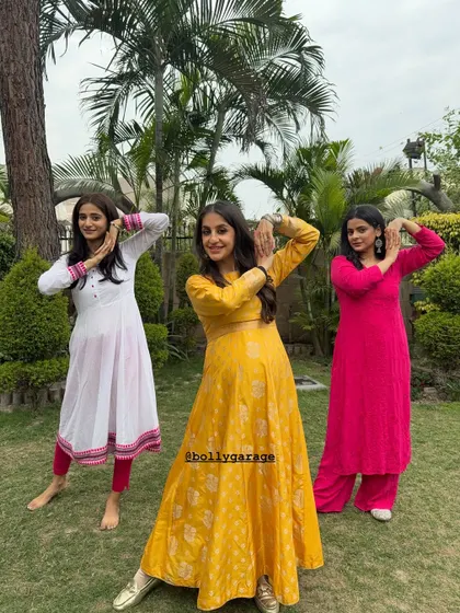 A lovely posed shot from our 'Grooving into Motherhood' session. Dance is for every stage of life!