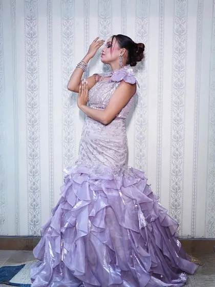 A final look at the stunning lilac fish-cut gown, a modern and romantic choice.