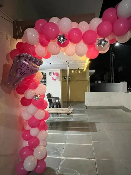 An elegant balloon arch created for an outdoor terrace to announce "It's a Girl". This style is perfect for home entrances or party spaces, setting a celebratory mood right from the door.