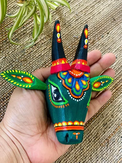 A duplicate image of the vibrant green Nandi, showing its rich colors.