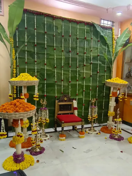 Another angle of the Devkarya puja decor, highlighting the full banana leaf backdrop. This natural element is central to many South Indian ceremonies, and I use it to create a fresh and sacred ambiance.