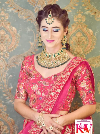 I was so happy to create this Indian reception look for my client from France. We chose a beautiful pink lehenga and paired it with modern jewellery and a soft glam makeup look with a striking blue eyeshadow. It shows how we can blend cultures to create a unique style.