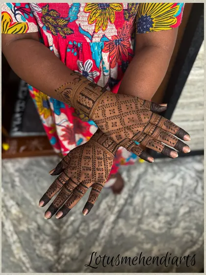 A full-coverage jaali (net) pattern on both hands. This is a timeless and elegant choice for any festive occasion.