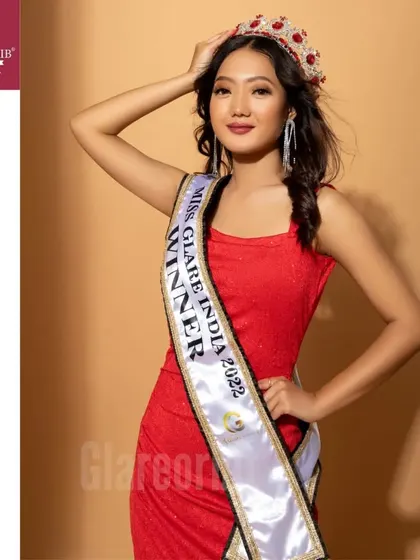 The winner of Miss Glare India 2022, crowned with her hair and makeup perfected by our students.