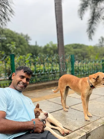 Three cuties in one frame. Just me, hanging out with a couple of my best running buddies in Cubbon Park.