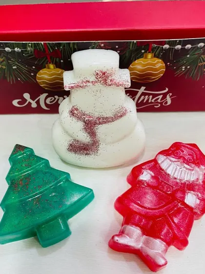 A close-up of our festive soaps for Christmas. This set includes a snowman, a Christmas tree, and a Santa Claus soap, all with a touch of glitter for that holiday sparkle.