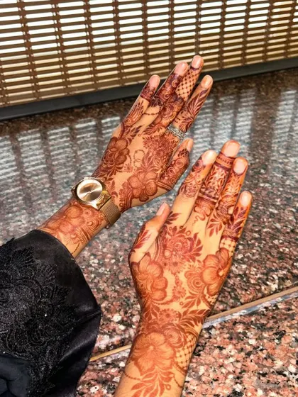 Another angle of the henna stain, looking so lovely and dark.