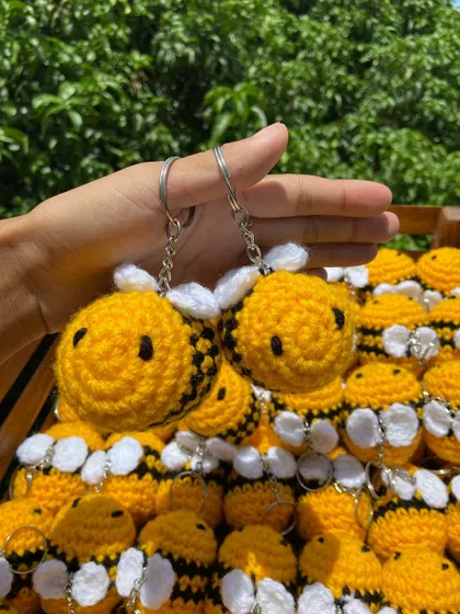 Quality is in the details. This close-up shows my handmade bee keychains, a bestseller for resellers. Each one is crafted with care, from the smiling face to the tiny wings, ensuring a product your customers will love.