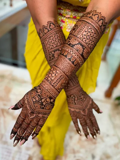 An alternate view of the dense, full-coverage bridal mehendi.