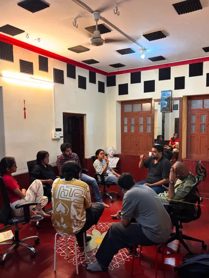 The energy of a collaborative learning environment. Our workshops are built on interaction, discussion, and shared discovery, making the learning process dynamic and engaging.