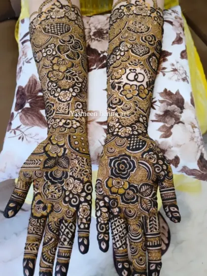Another shot of this lovely engagement mehndi, showcasing the intricate details and the special ring motif.