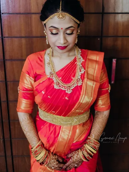 This look features a soft, shimmery gold eyeshadow and a classic red lip. It's a versatile and timeless combination for any South Indian bride.