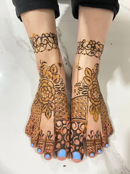 Beautiful floral mehendi for the feet, matching the bride's hand design.