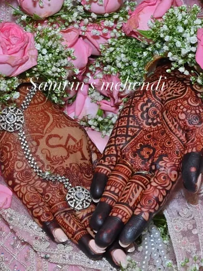 A close-up of the final wedding day stain, adorned with beautiful jewelry. My organic henna ensures a dark, photo-ready color that makes every detail of the design stand out.