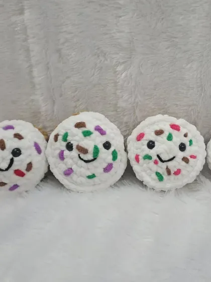 The cupcake plushies also come in white, resembling vanilla cupcakes with rainbow sprinkles.