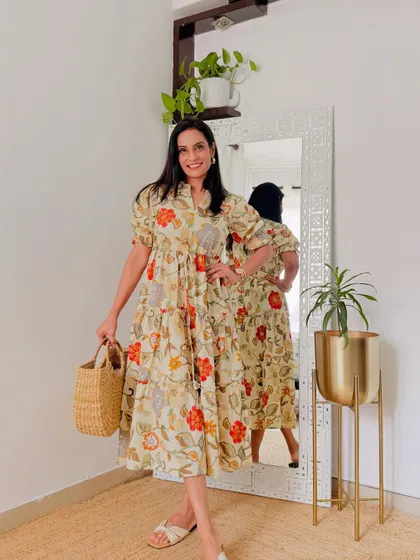 This beige floral printed tiered dress is a beautiful and feminine piece. It's perfect for a brunch or a day event.