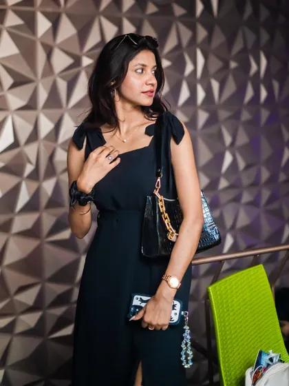 A guest looking chic and ready to party.