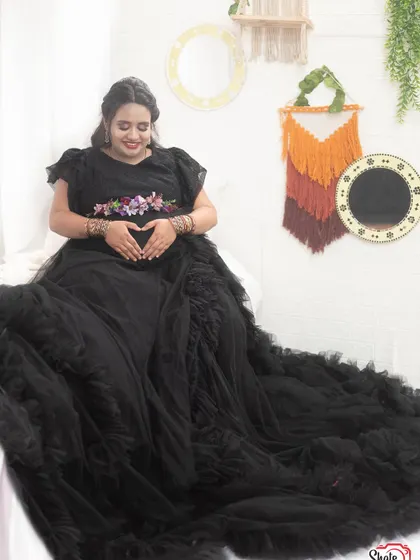 This black ruffle gown is both elegant and dramatic. It's a versatile choice that works beautifully for indoor maternity shoots, providing a classic and timeless look.
