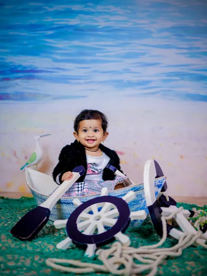 All aboard for a nautical adventure. This beach-themed set comes with a charming little boat, a ship's wheel, and a sea-and-sand backdrop, perfect for capturing your little sailor's first voyage in photos.