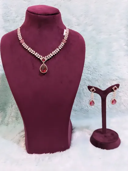 This simple and elegant AD necklace with a ruby-red teardrop stone is perfect for a minimalist look. It can be worn for parties or formal events.