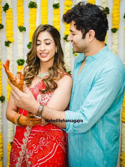 A lovely couple shot where you can see the bride's soft, highlighted curls, which add a romantic touch to her pre-wedding look.