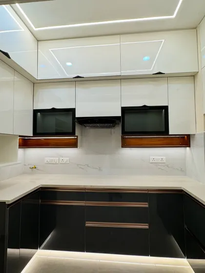 The ceiling design in this kitchen features profile lighting that not only illuminates the space but also adds a modern architectural element.