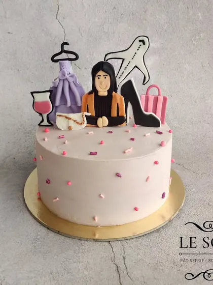 All of her favorite things on one cake. This 1 kg Chocolate Butterscotch cake is topped with 2D fondant elements representing fashion, travel, and wine.