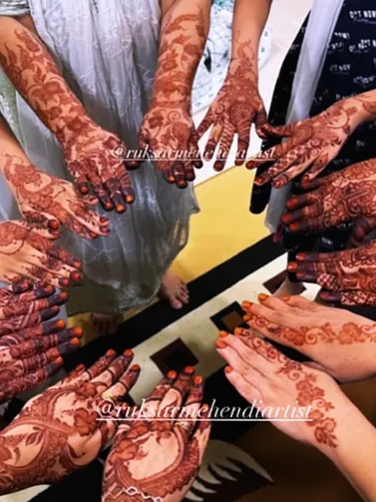 Another shot from a fun group mehendi session. We can create complementary designs for the bride and her entire squad.