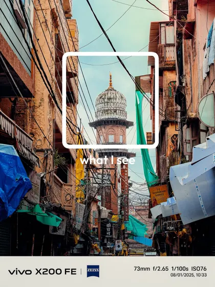 What I see vs what I shoot. This image shows how I frame a shot, finding beauty and history amidst the busy streets of Bhopal using my mobile phone.