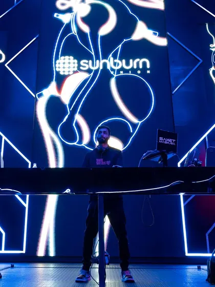 The abstract female form visuals at Sunburn created a unique vibe.