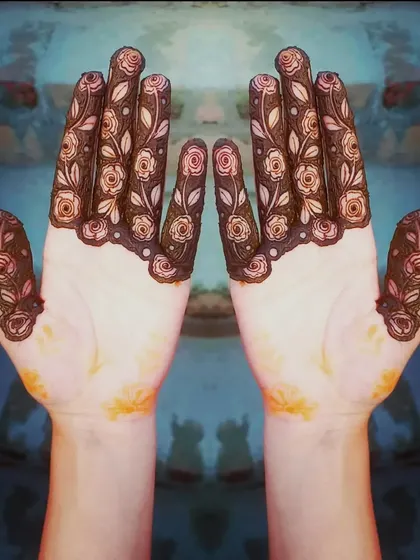 A unique design focusing only on the fingers, with delicate rose vines.