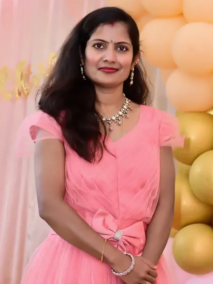 This client wanted a simple but grand look for a party. We chose this elegant Polki necklace set, which was perfect for her pink gown.