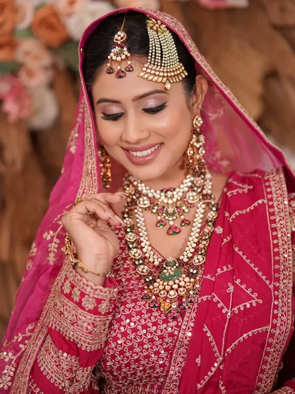 A complete bridal look featuring a heavy, gold-plated Kundan necklace, haath phool, and maang tikka, all available for rent.