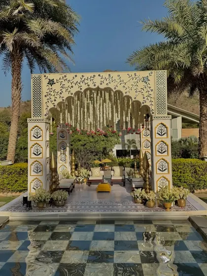This shot captures the full symmetry and elegance of the jharoka mandap, reflecting beautifully in the water for a truly heavenly setting.