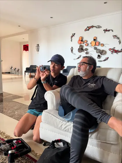 A guest getting some photography tips during a surface interval in Bali. We love sharing our knowledge and passion.