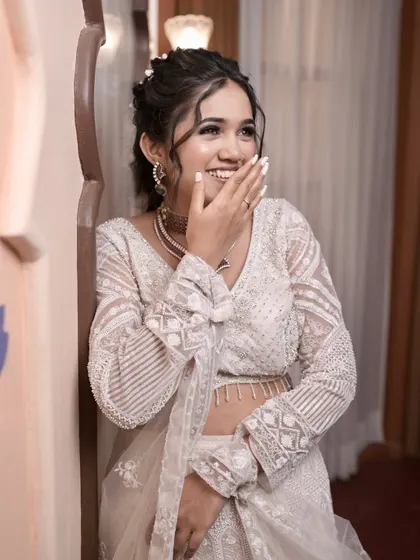 A happy, candid moment. The hairstyle is secure enough to look perfect even in unposed shots, ensuring you look great in all your photos.