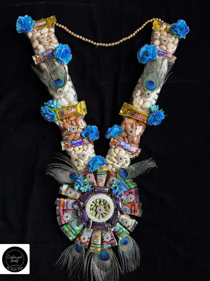 This stunning garland combines dry fruits, chocolates, and peacock feathers for a truly royal Holi gift. It's a luxurious and eye-catching present that is sure to impress.