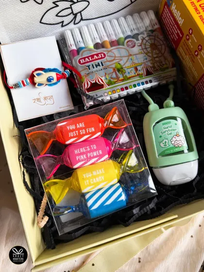 Another look at our kids' Rakhi hamper, with the rocket-themed rakhi, candy highlighters, and coloring markers.