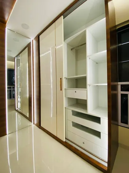 Another view of the wardrobe's interior, showing the soft-closing drawers and ample shelving. A well-planned wardrobe interior is key to keeping your clothes organized.
