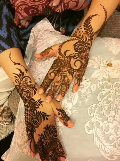 A gorgeous, flowing floral vine design on both hands, creating a graceful and matching look.