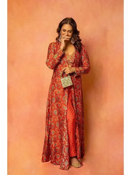 The full look of the Label Anushree ensemble, complete with a statement bag and traditional juttis. It’s a complete festive look.