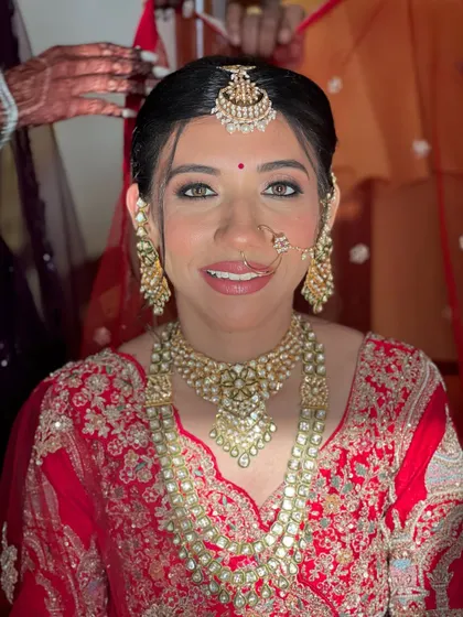 A perfect close up. You can see the detail in the eye makeup and how it makes her eyes sparkle.
