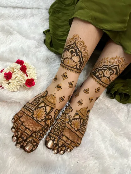 A lighter, more delicate design for bridal feet. This style features lotus and swan motifs with plenty of open space, giving it an airy and graceful feel.