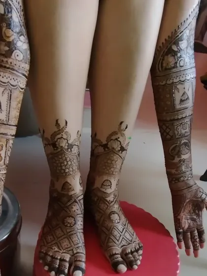 This image shows the full bridal package, with matching story elements on the hands and feet for a complete and traditional look.