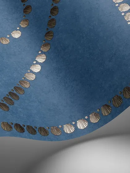 The Conchiglie wallpaper presents a captivating arrangement of shell-filled diamonds. This geometric pattern, shown in a serene blue, is rich in intricate detail and offers fresh inspiration with every glance.