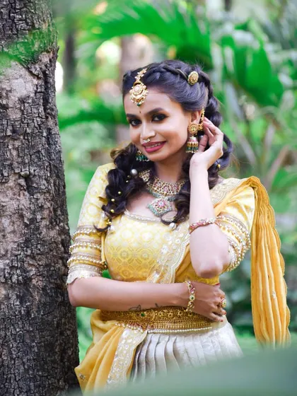 A close-up of the bride, showing her Jadau maang tikka, choker, and earrings. The look is fresh, modern, and traditional all at once.