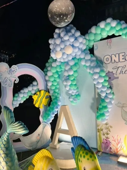 A giant octopus made of balloons creates a fantastic photo opportunity, enhanced by a disco ball for an extra touch of fun.